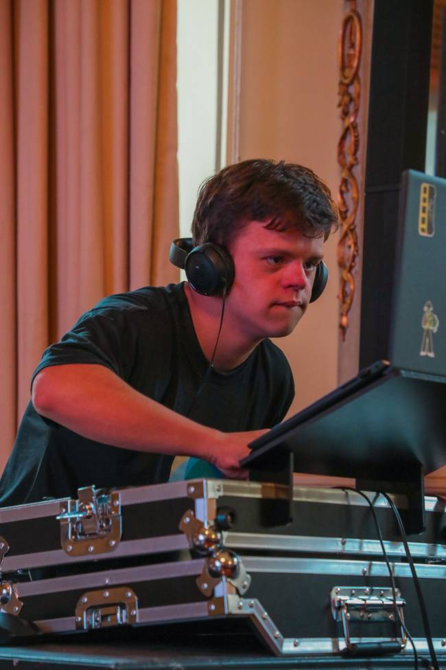 O DJ João Pedro Fernandes encerrou a erimônia colocando todo mundo para dançar