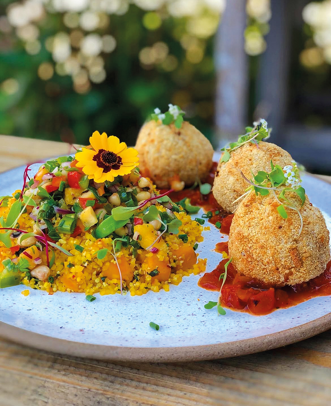 Org: bolinhos de aipim, carne de jaca e muitos vegetais