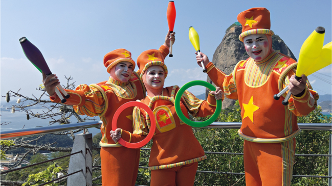 Alô, criançada! Parque Bondinho leva trupe circense ao Morro da Urca
