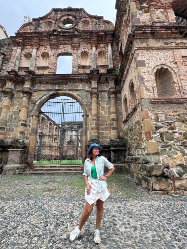 Renata Araújo nas ruínas do Antigo Convento de Santo Domingo, no Casco Viejo