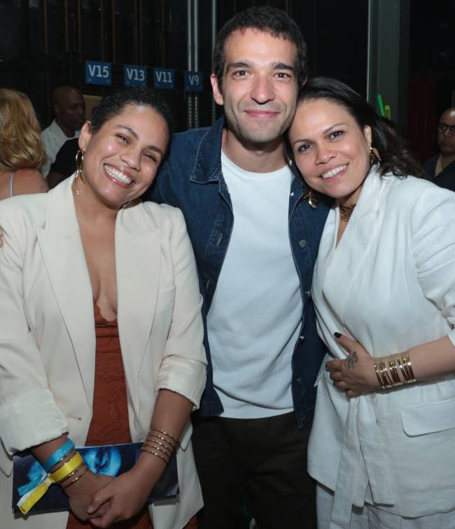 Humberto Carrão entre Fernanda e Tania Aragão