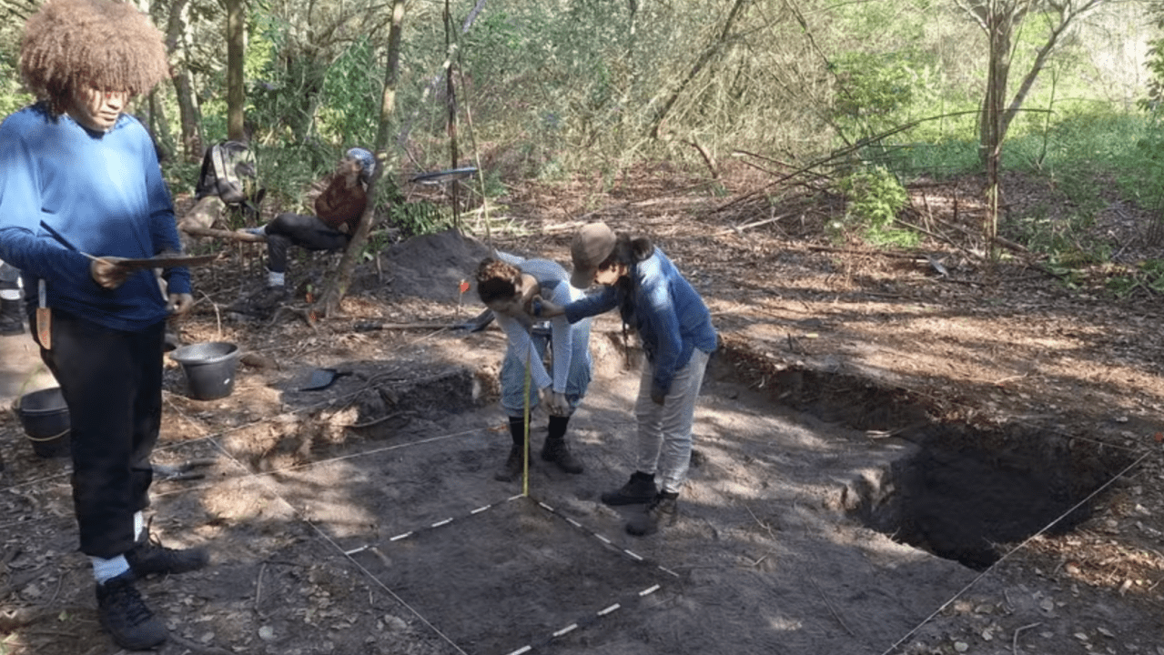 arqueologos-escavacao-vestigios-ocupacao-humana