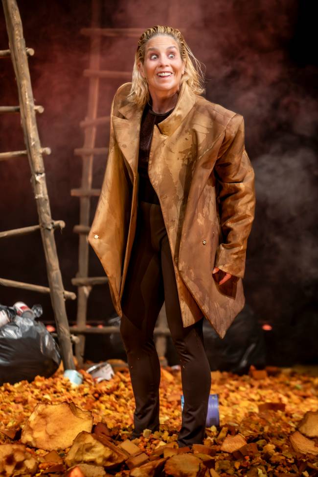 Texto: Jane Wagner, com intervenções de Gerald Thomas Atriz: Danielle Winits Direção: Gerald Thomas Tradução: Alexandre Tenório Cenário: Fernando Passetti Designer de luz: Wagner Pinto Figurino: João Pimenta Visagismo: Leila Turgante Pintura em tela: Rinaldo Escudeiro Trilha sonora original: Gerald Thomas Sonoplastia: Marcelo Alonso Neves e Gabriel Kirin Assessoria de imprensa: Ney Motta Design gráfico: Bárbara Lana Diretor de produção: Diogo Bastos Rezende e Nilza Guimarães Diretor geral de produção: Luciano Borges