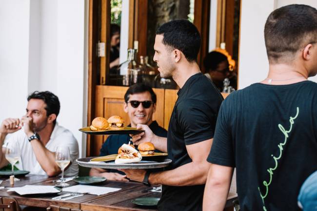 Festas com DJ em cafeterias prometem ser um pré-praia no verão de 2026