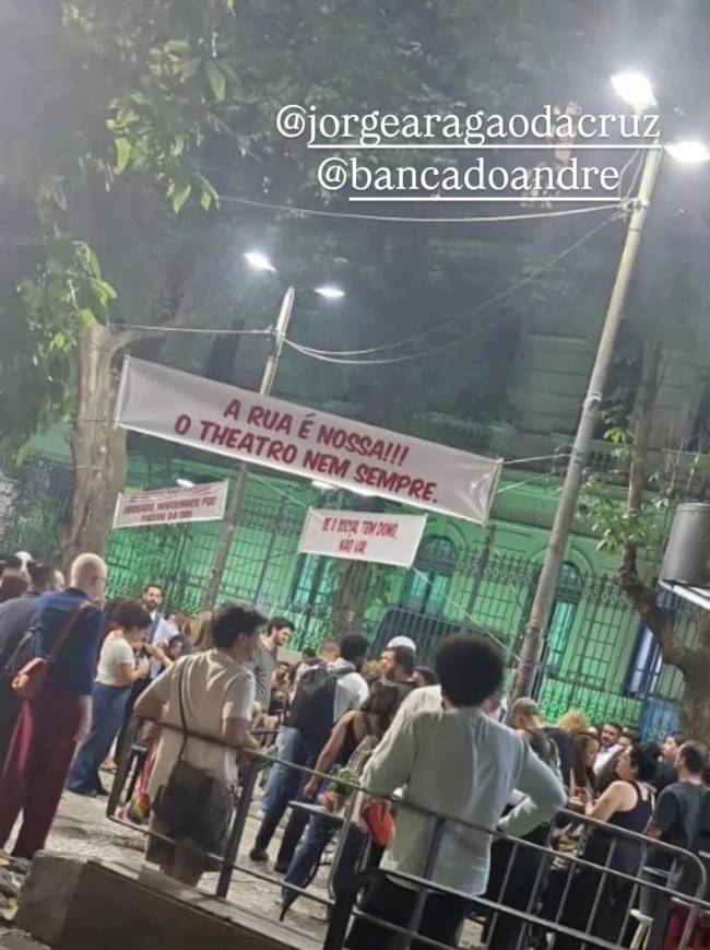 O protesto do lado de fora do Municipal