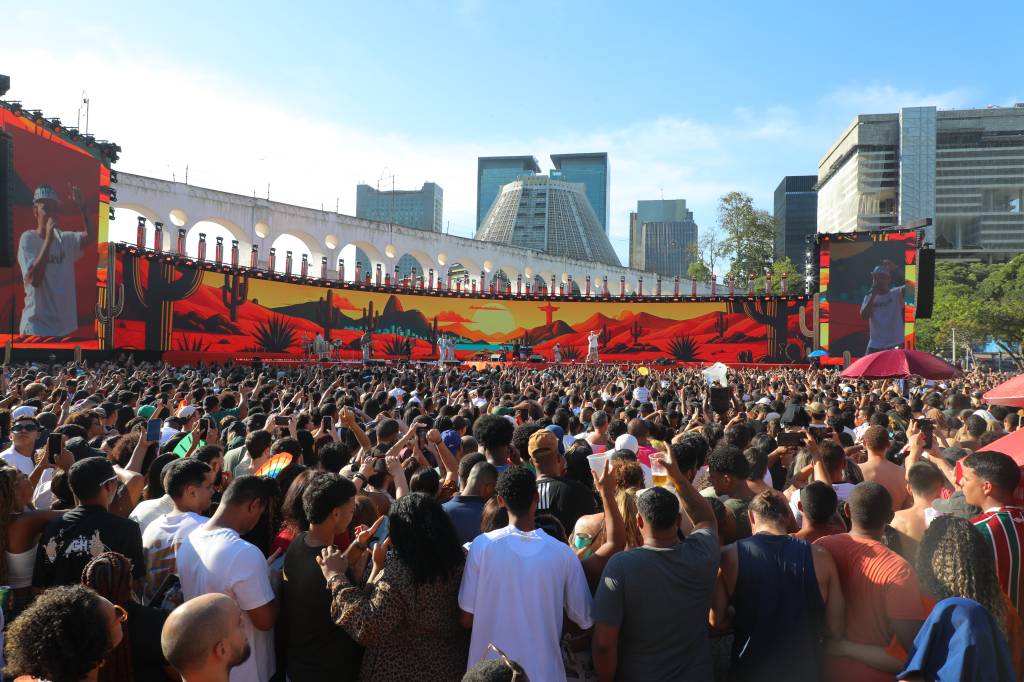 Sem registros de confusões, João Gomes reúne milhares de fãs na Lapa