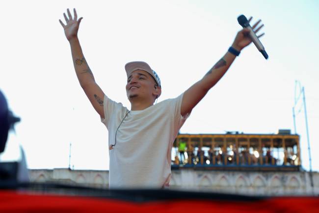 Cartão Postal: Ícone do piseiro escolheu os Arcos da Lapa como cenário do show