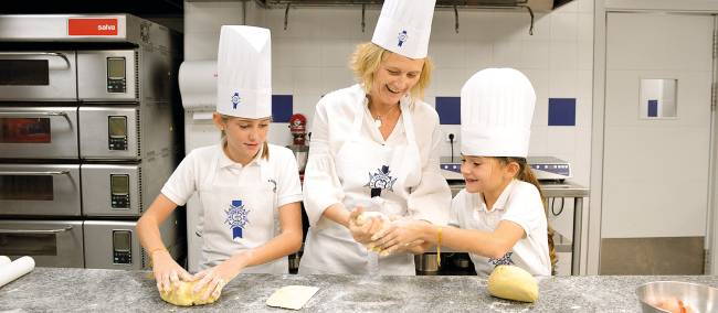 Mão na massa: na Le Cordon Bleu os pequenos assumem as panelas na aula de pâtisserie