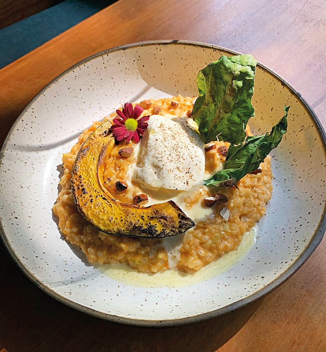 Naturalie: risoto com arroz integral, alho-por&oacute; e burrata