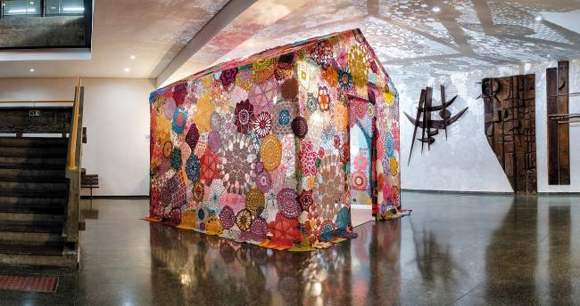 Malha Fina: peças em tecido, crochê e bordado em alta nas artes plásticas