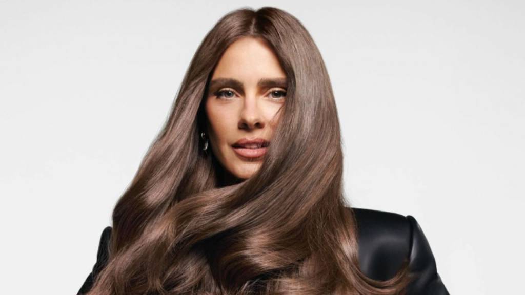 Carolina Dieckmmann muda o visual e passa perrengue em catraca de prédio