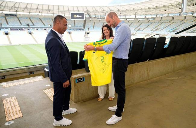 Cafu entrega camisa da seleção do Brasil ao príncipe William