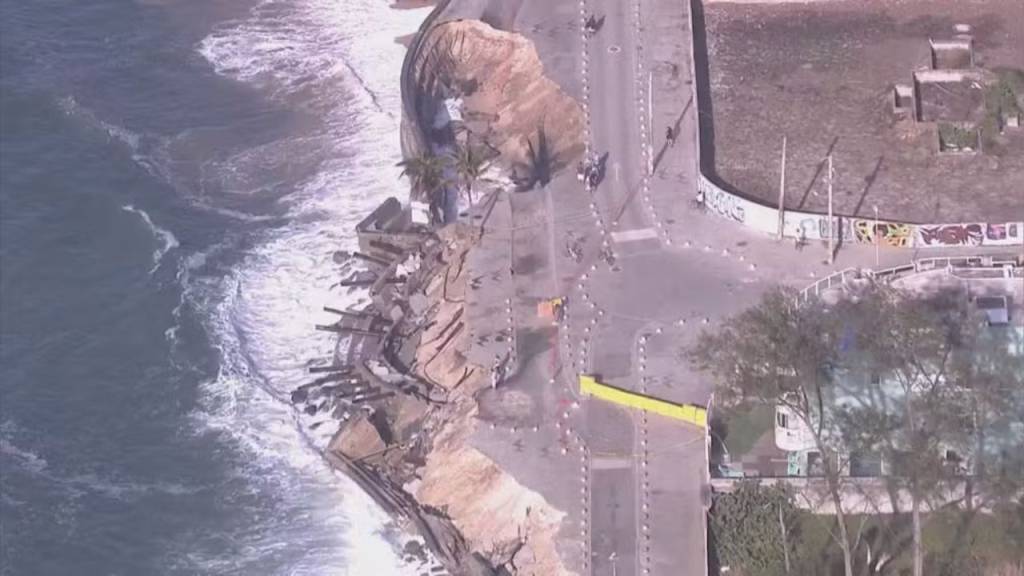 Em quinze dias, mar avança e reduz faixa de areia na Praia da Macumba
