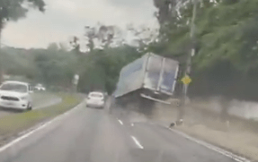 Briga de trânsito provoca acidente entre caminhão e carro. Veja o vídeo