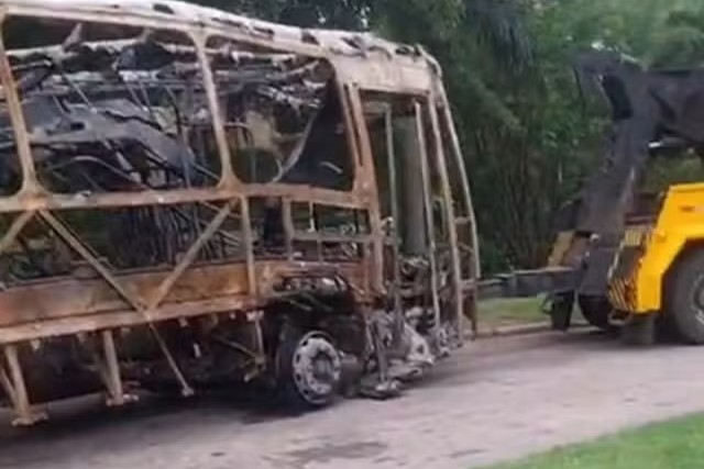 Ônibus pega fogo no Túnel Rebouças e dá nó no trânsito da cidade