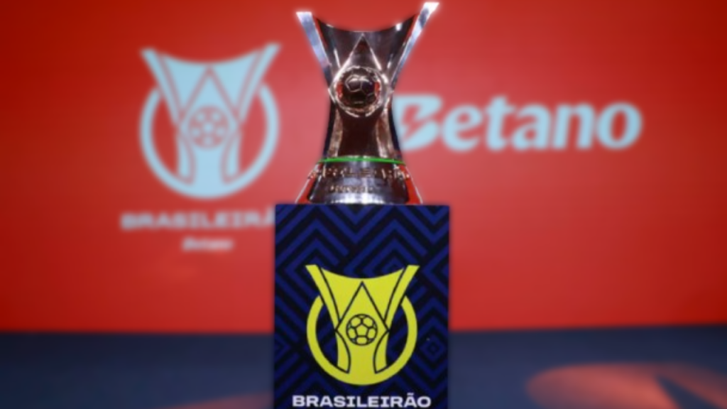 Taças do Brasileirão e Copa do Brasil são expostas na Praia de Copacabana