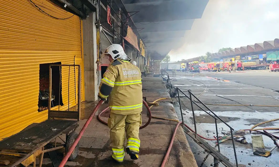 incendio-ceasa-bombeiros