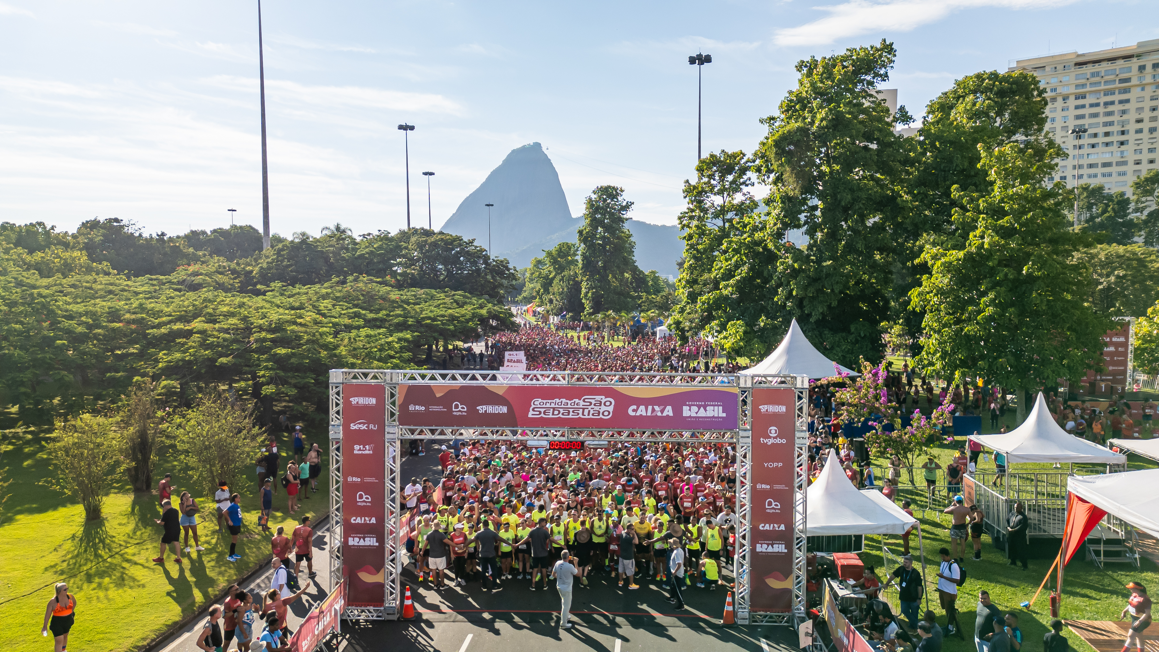 A largada da Corrida de S&atilde;o Sebasti&atilde;o marca o in&iacute;cio do ano esportivo no Rio, reunindo corredores de todas as idades no Aterro do Flamengo.