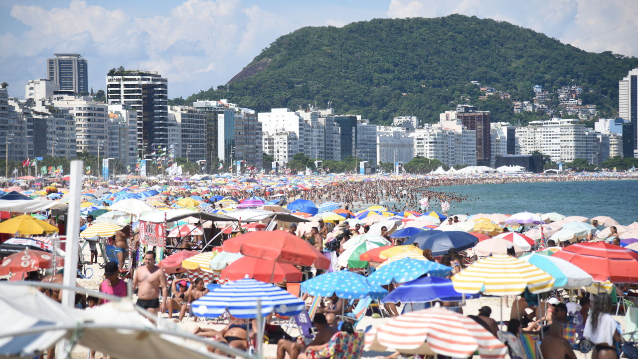 Orla sem lei: somente 21,5% das barracas e quiosques das praias cariocas operam sem irregularidades.