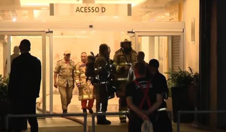 Bombeiros anda trabalhavam no interior do shopping na madrugada desta terça (6)