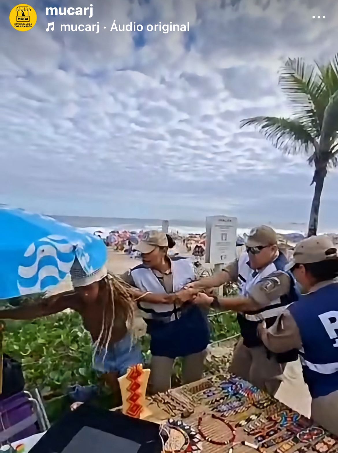 Agentes da Seop abordam ambulante em Ipanema