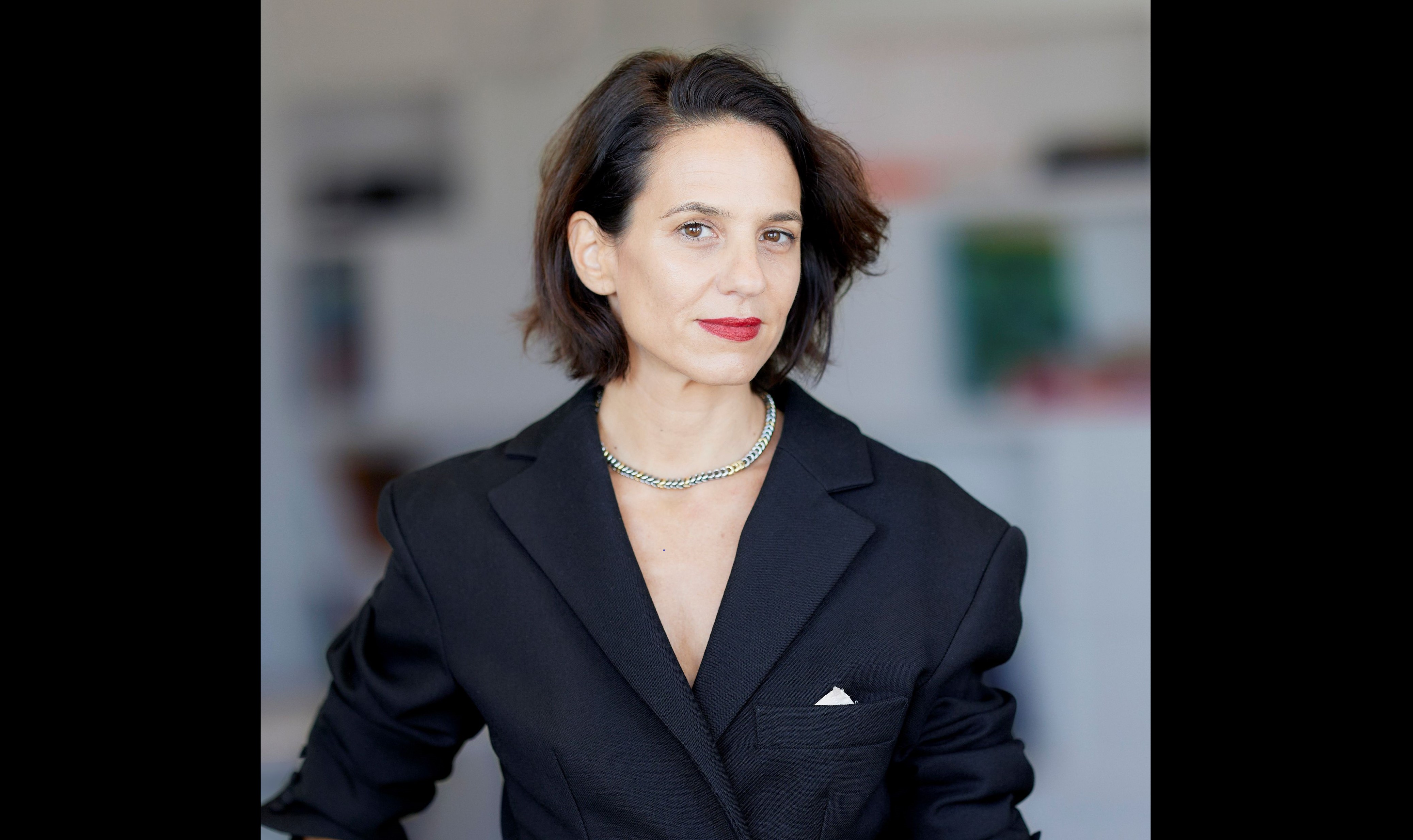 Compradora da Galeries Lafayette vem observar a Rio Fashion Week