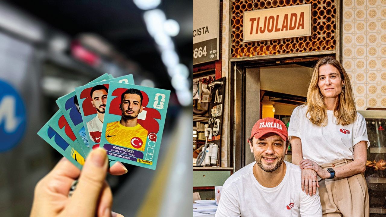 &Agrave; esquerda, uma m&atilde;o segura figurinhas de jogadores de futebol da Turquia. &Agrave; direita, um homem sorridente de bon&eacute; vermelho e uma mulher de cabelos longos e loiros posam em frente a uma loja chamada 