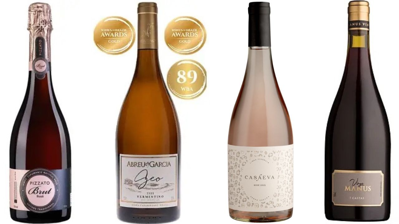 Quatro garrafas de vinho em fila, da esquerda para a direita: um espumante ros&eacute; Pizzato Brut, um vinho branco Abreu Garcia Zeo Vermentino com selos dourados Awards Gold e 89 WBA, um vinho ros&eacute; Casa Eva e um vinho tinto Vitis Manus