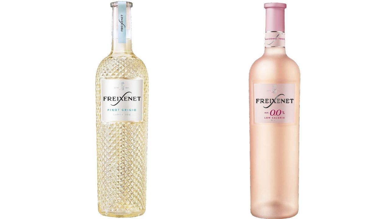 Duas garrafas de vinho Freixenet, uma de Pinot Grigio branco com textura quadriculada e outra de vinho ros&eacute; 0.0% sem &aacute;lcool, ambas com r&oacute;tulos claros e tampas coloridas