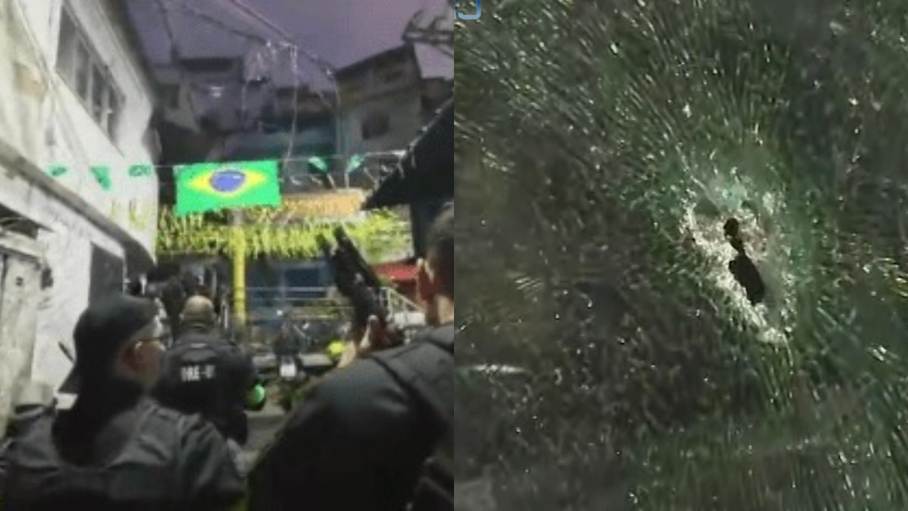 Dois policiais armados em uma rua estreita de favela com bandeiras do Brasil, e à direita, um vidro estilhaçado por um tiro