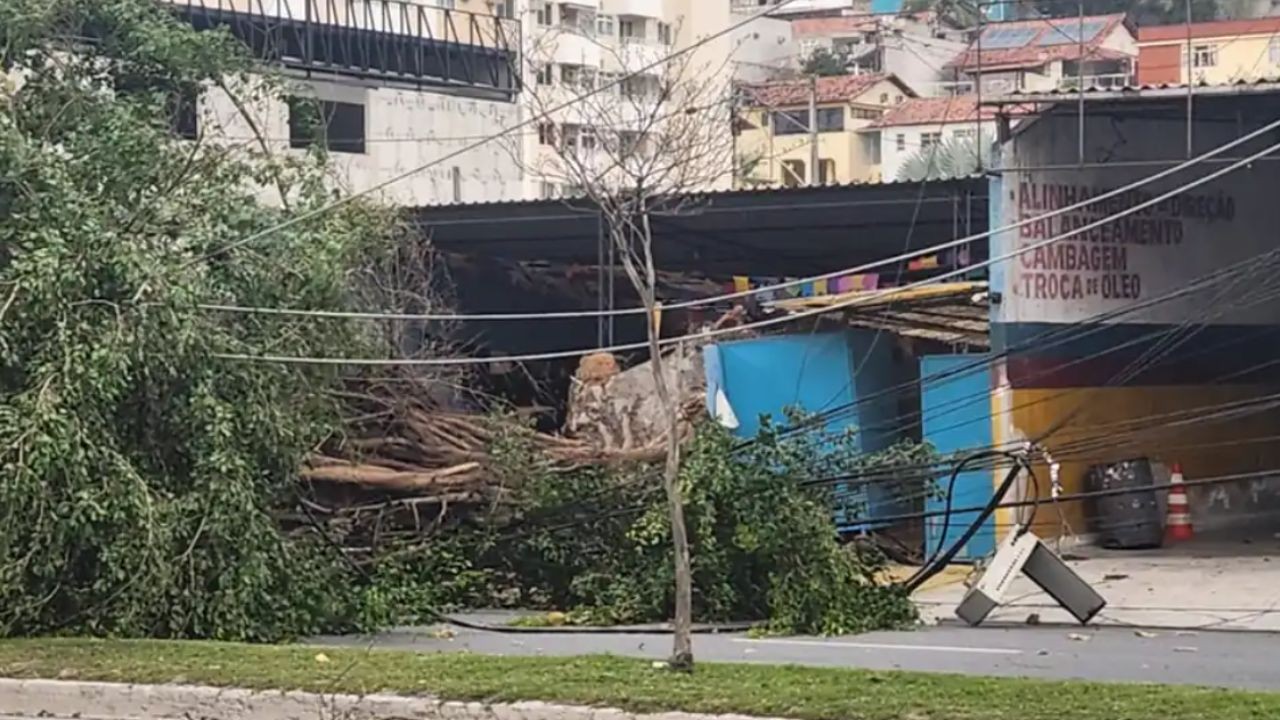 Em Niterói, ventania destelha posto, destrói loja e altera trânsito na ponte