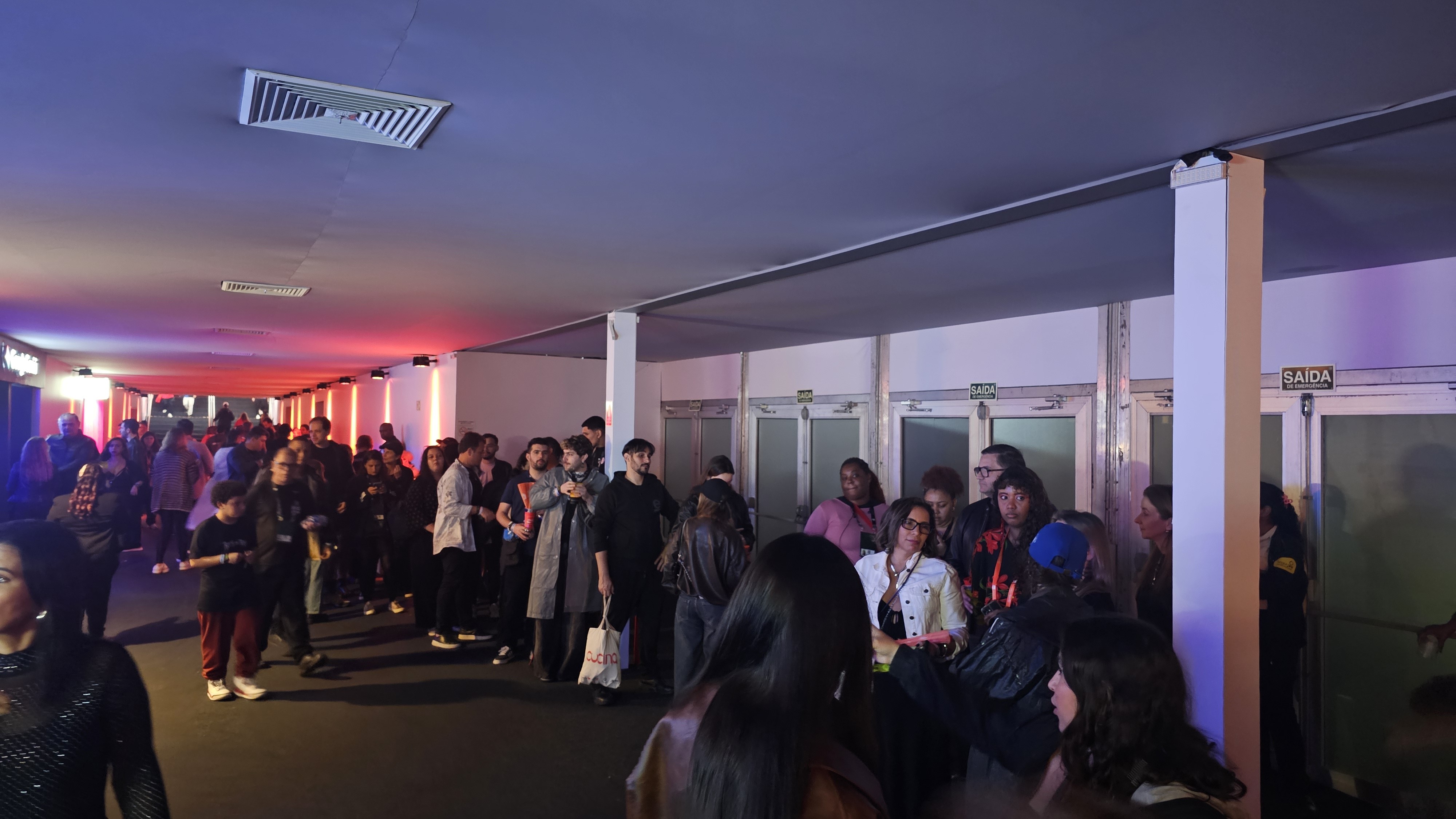 Gente como a gente! Vipões do Rock in Rio também fazem fila por brindes