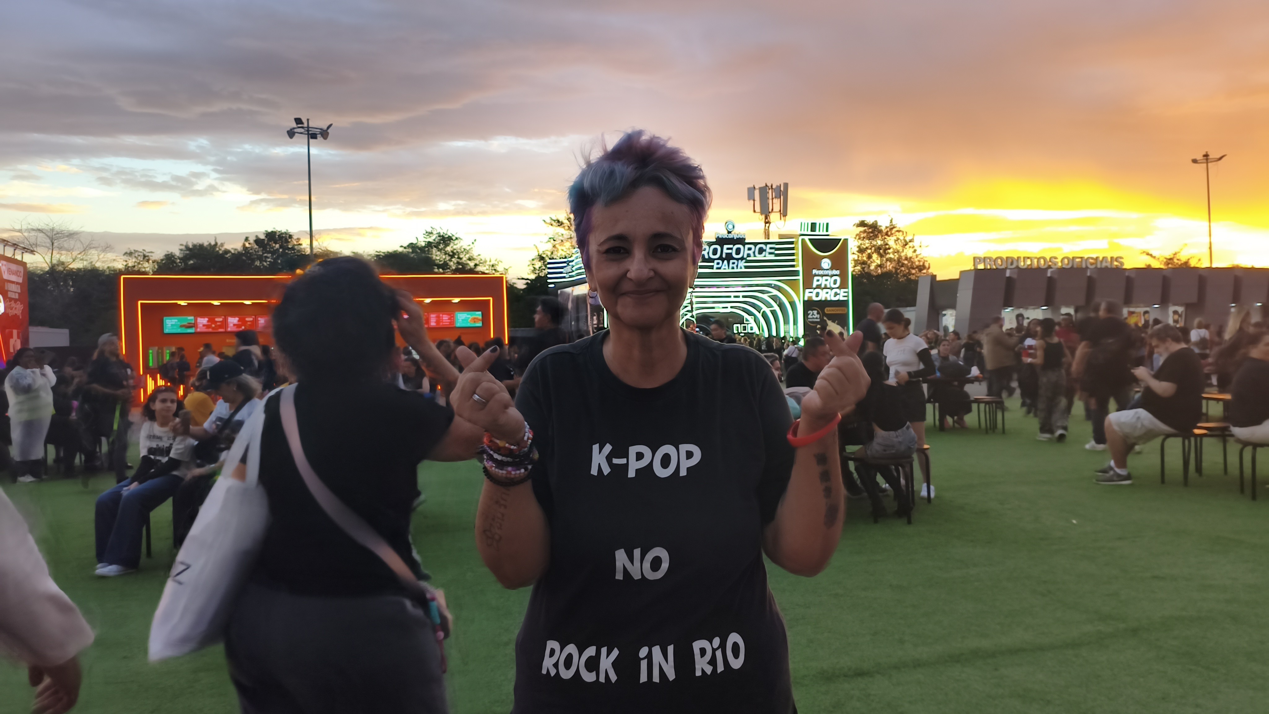 Aos 61 anos, fã conta como k-pop a ajudou a enfrentar síndrome do pânico