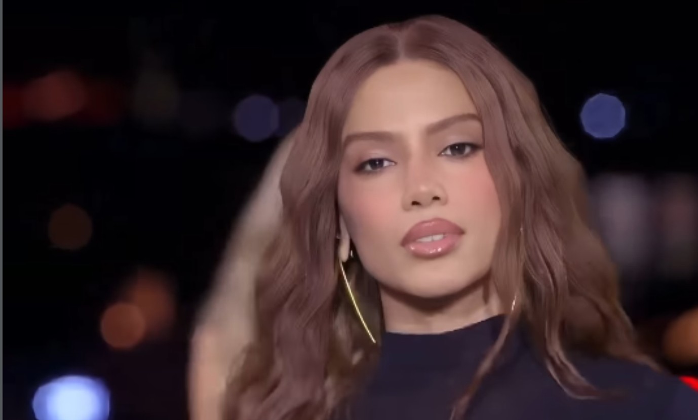O catwalk da gata! Anitta brilha em desfile em Paris